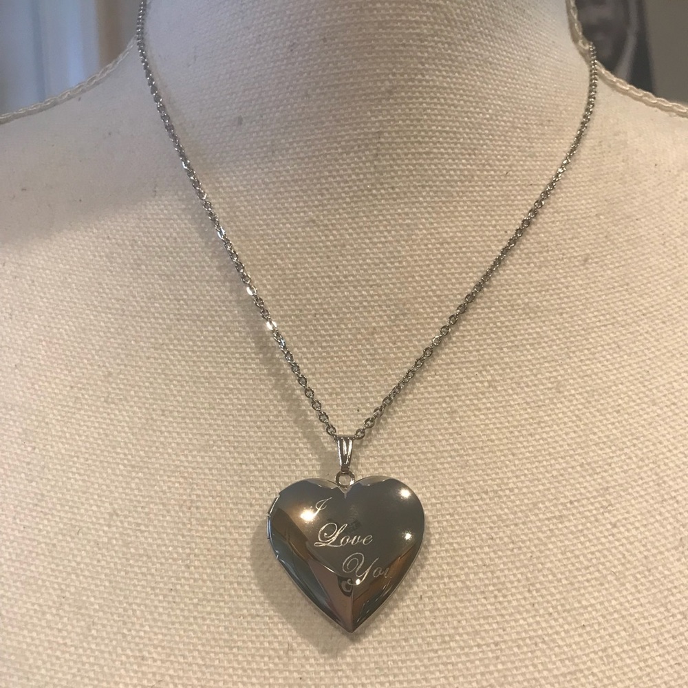 NWT white gold plated locket pendant ♥️